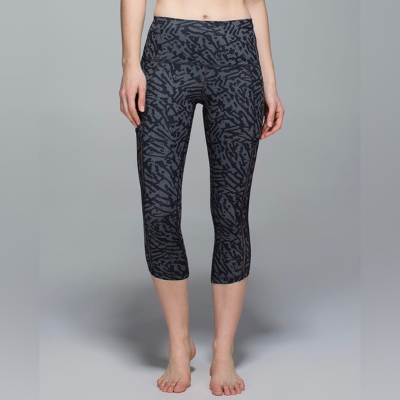 NWOT Lululemon Hot To Street Crop, Biggie Brushed Animal Coal/Black - Picture 3 of 8